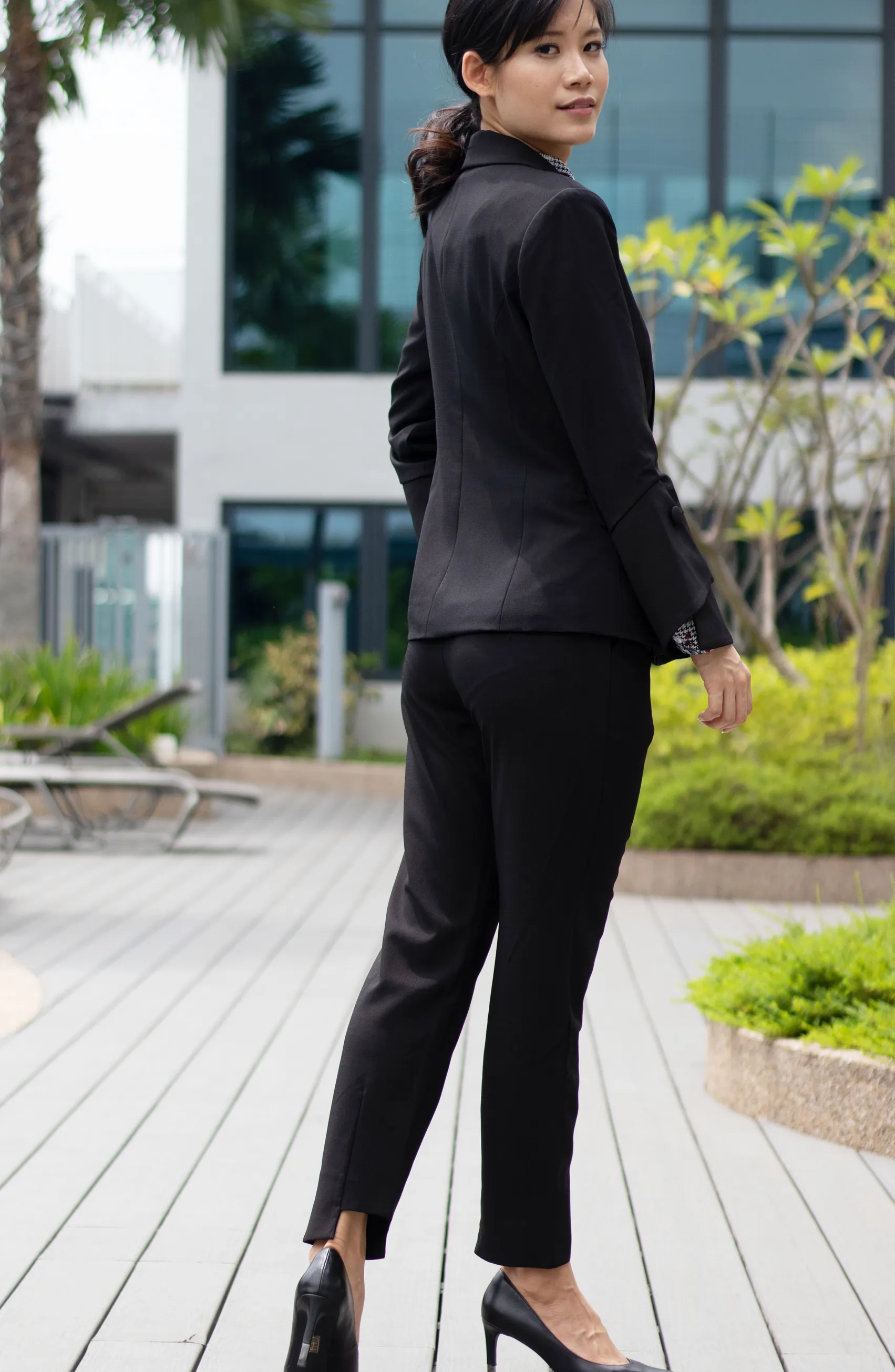 Black Slim Look Fit & Flare Bell-Sleeve Work Blazer (Perfect Ratio Cut)