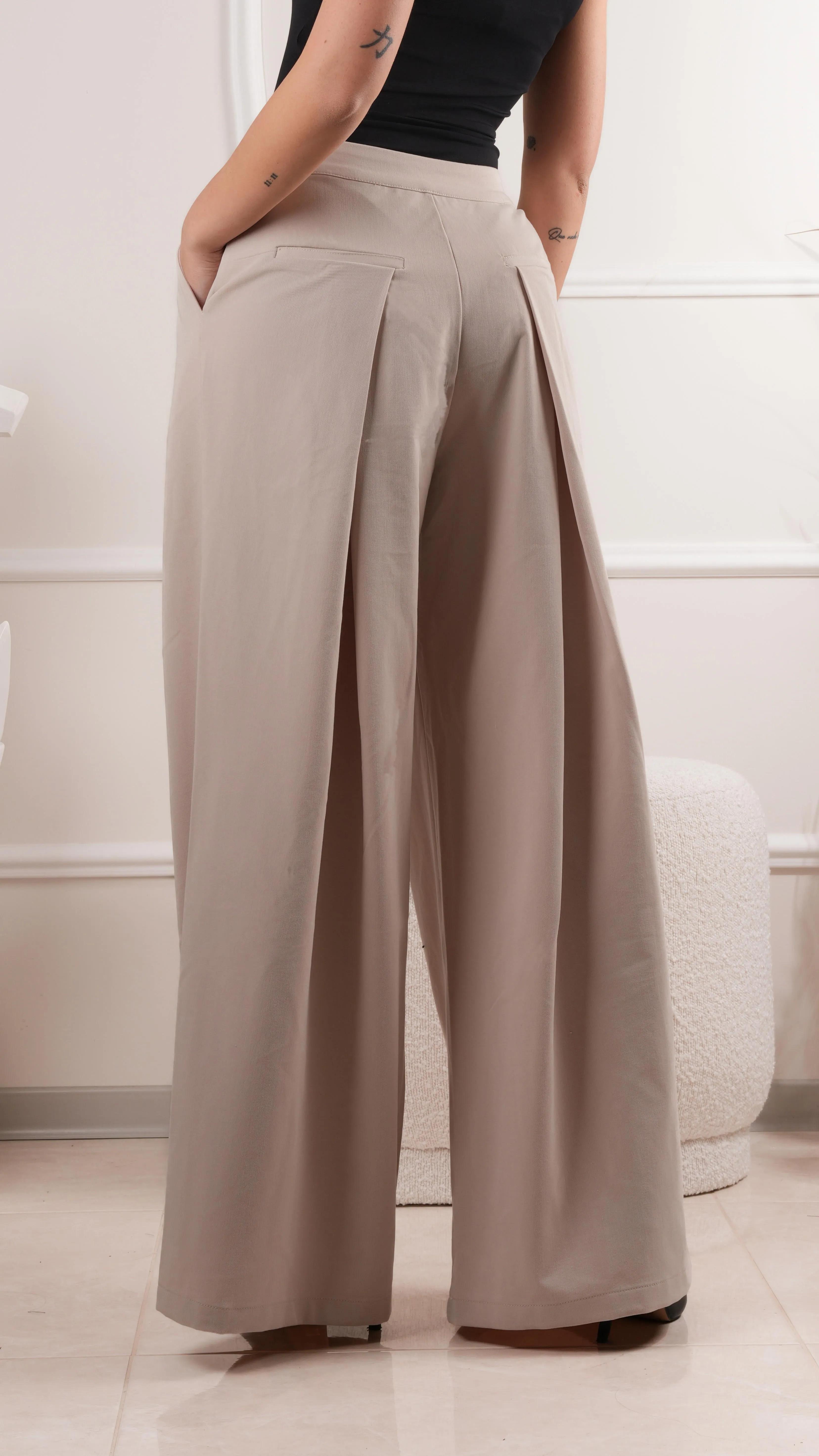 Elegant wide-leg pleated trousers wholesale