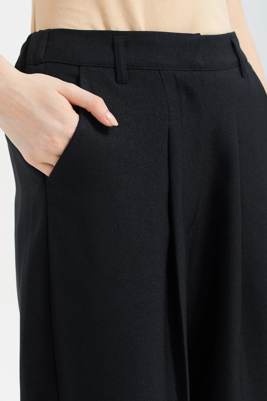 Women Black Plain Barrel Leg Trouser